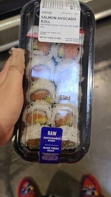 SALMON AVOCADO ROLL